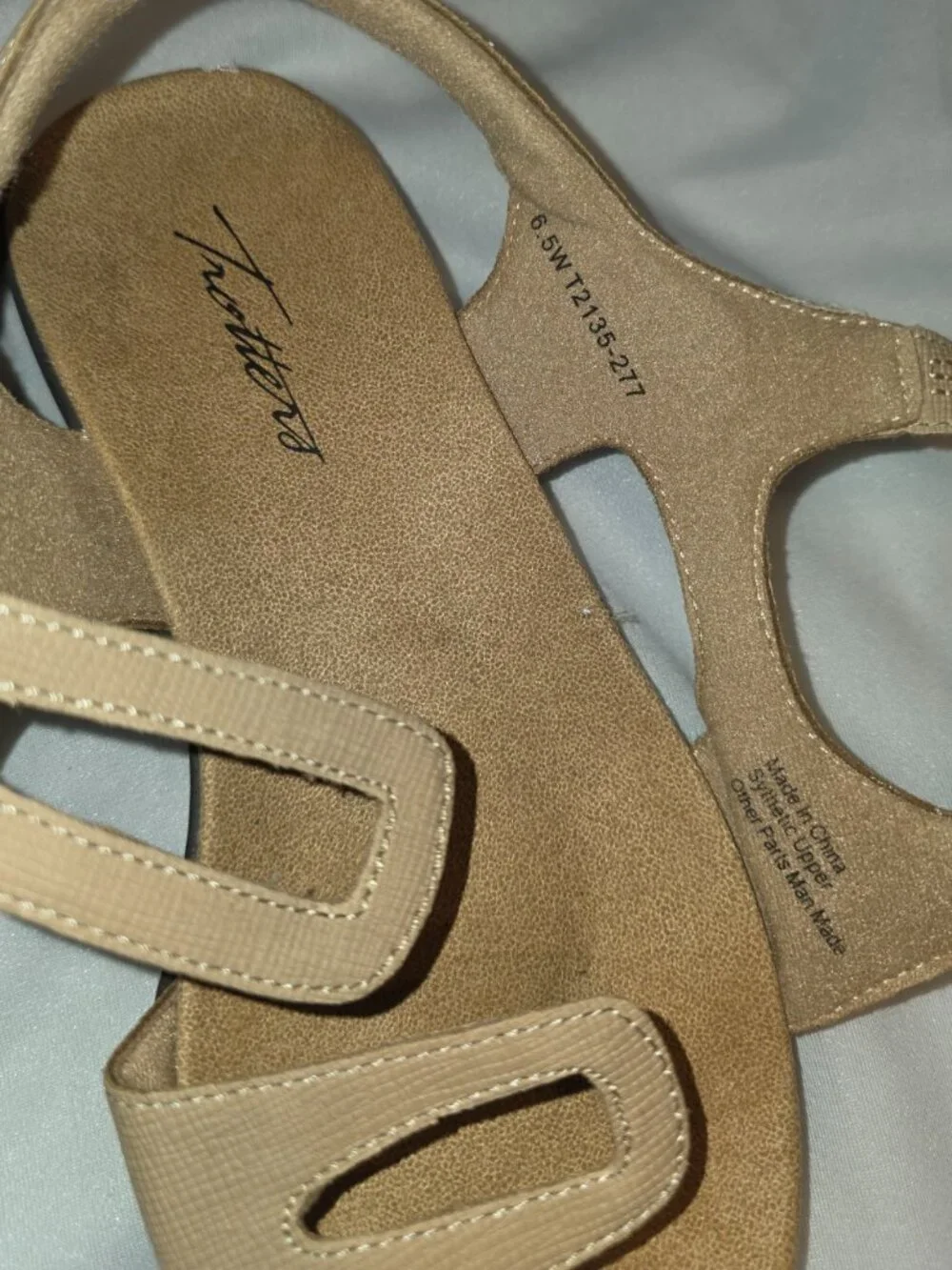 Trotters Katarina Sandals 6.5 Beige Sand Neutral Color Adjustable